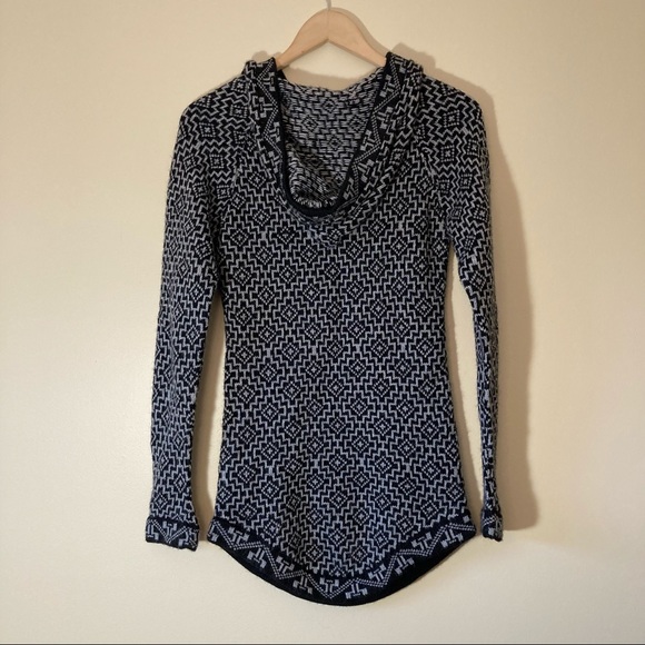 Alpaca grey black geometric pattern hoodie sweater - Picture 6 of 7